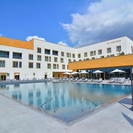 Mk Hotel Tirana Rinas エクステリア 写真 The hotel's swimming pool