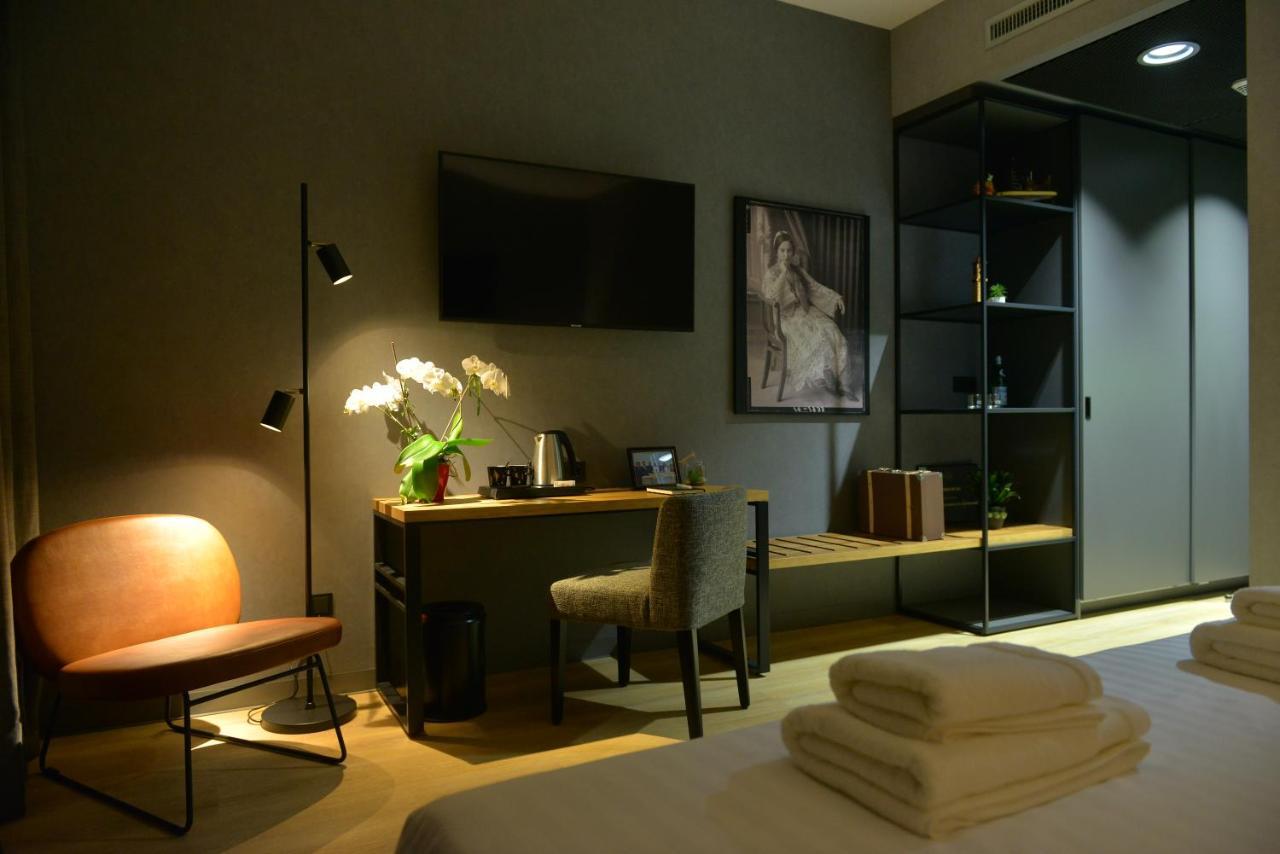 Mk Hotel Tirana Rinas エクステリア 写真 A room at the hotel