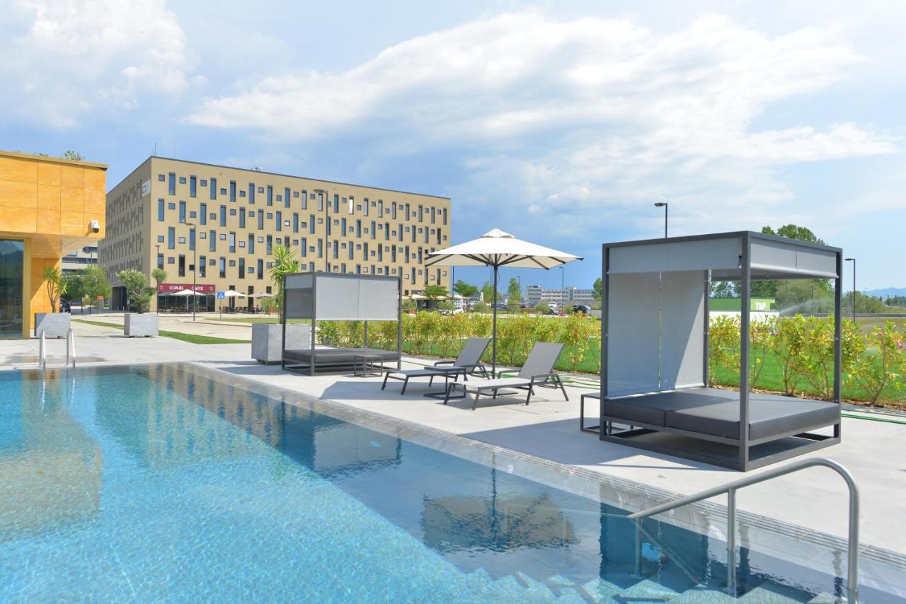 Mk Hotel Tirana Rinas エクステリア 写真 The swimming pool at the hotel