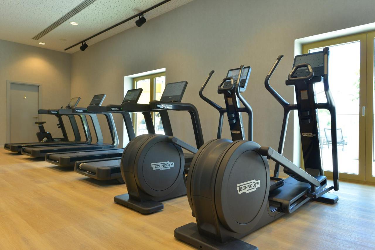 Mk Hotel Tirana Rinas エクステリア 写真 Elliptical cross trainer