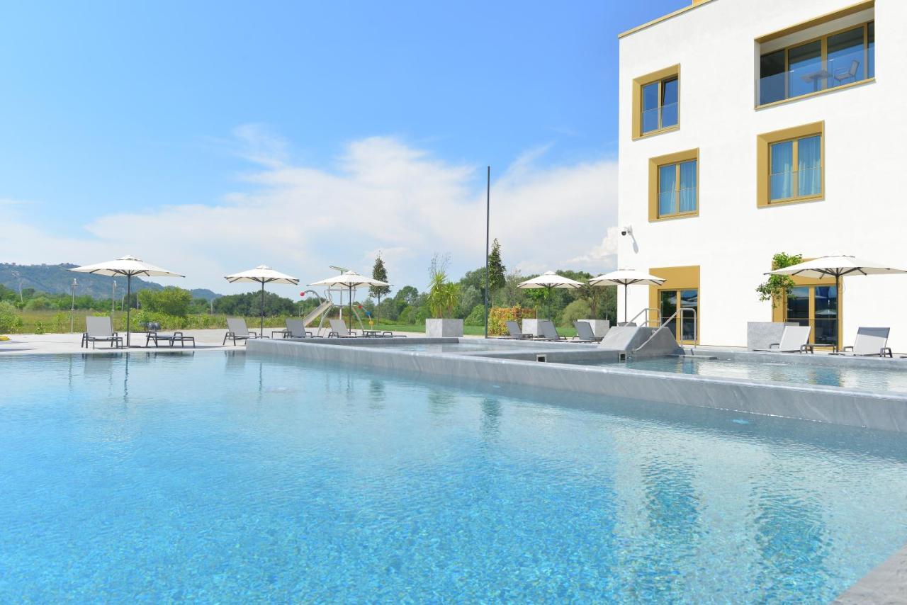 Mk Hotel Tirana Rinas エクステリア 写真 The outdoor pool at the Hotel