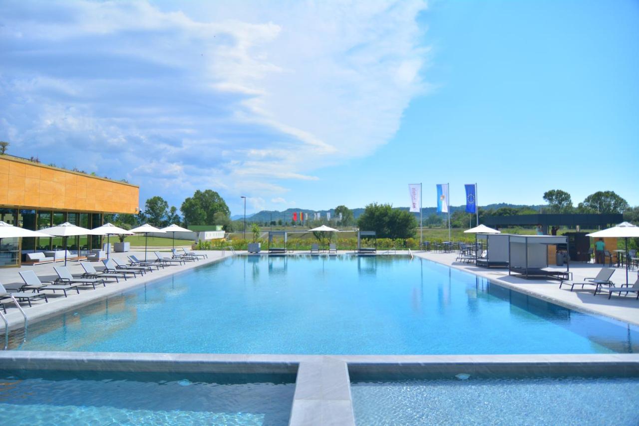 Mk Hotel Tirana Rinas エクステリア 写真 The swimming pool at the complex