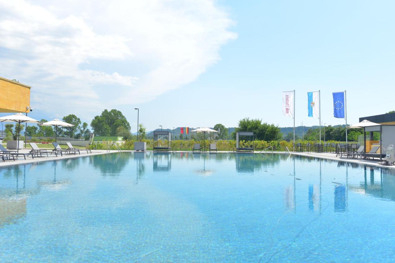Mk Hotel Tirana Rinas エクステリア 写真 The swimming pool at the resort