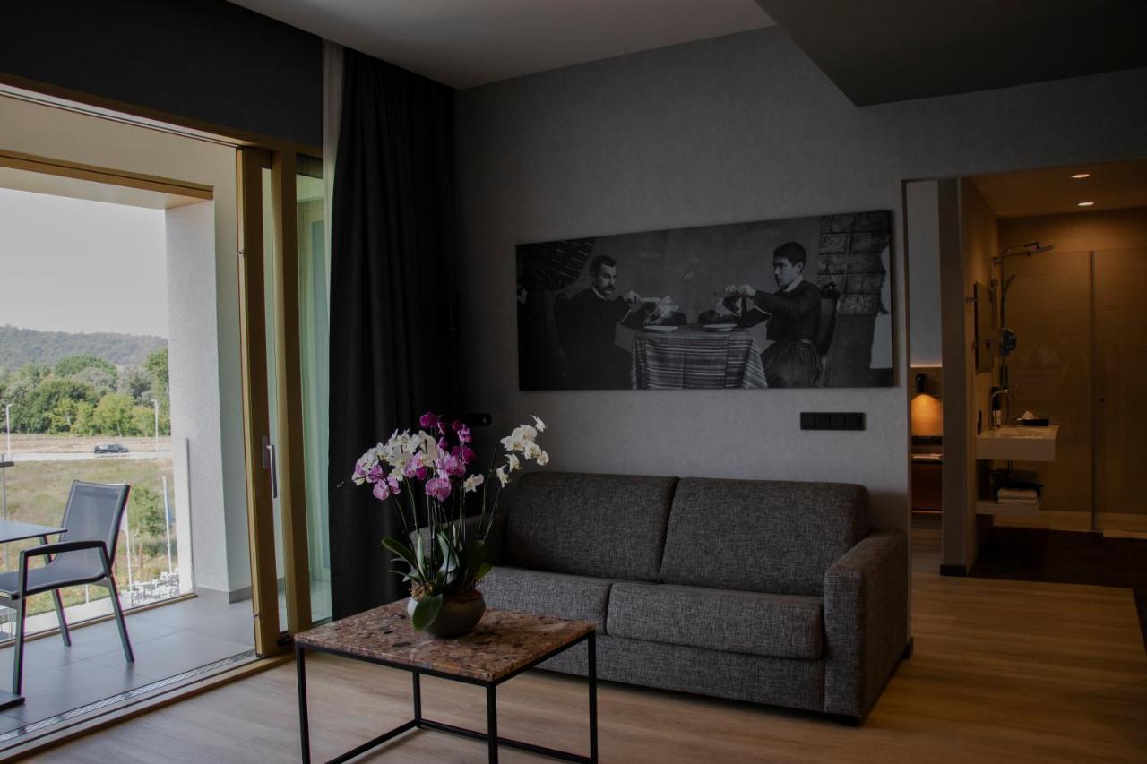 Mk Hotel Tirana Rinas エクステリア 写真 A room at the Hotel