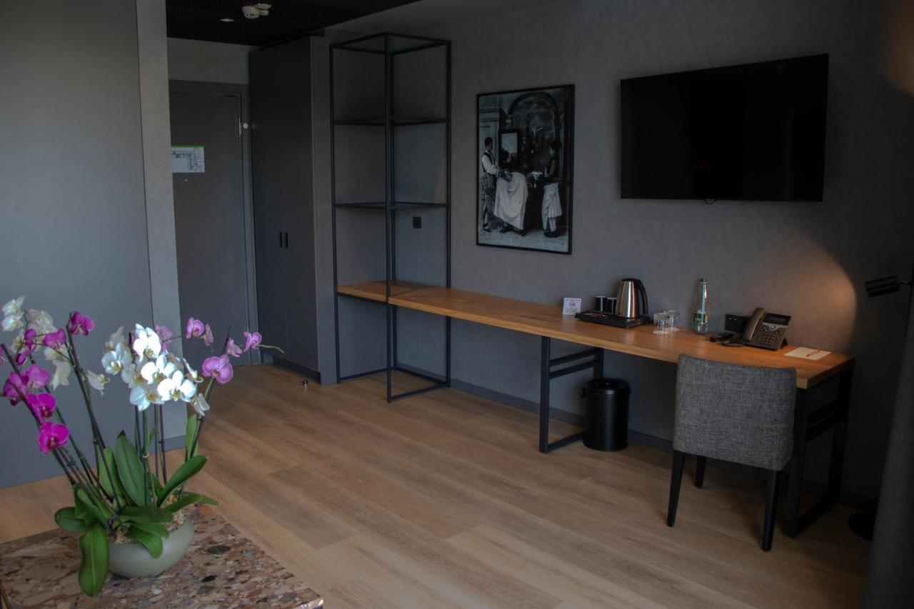 Mk Hotel Tirana Rinas エクステリア 写真 A room at the hotel